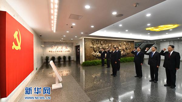  2017年10月31日，在上海中共一大会址纪念馆，习近平带领中共中央政治局常委同志一起重温入党誓词。（图片来源：新华社）