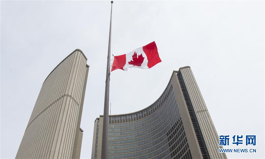（国际）多伦多市政广场降半旗悼念汽车撞人事件遇难者