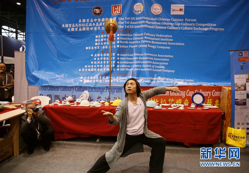 5月19日，在美国芝加哥，民间艺人在中国展区进行长嘴壶茶艺表演。 新华网记者 汪平摄