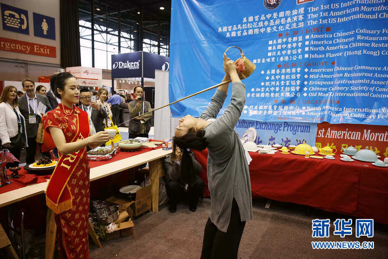5月19日，在美国芝加哥，民间艺人在中国展区进行长嘴壶茶艺表演。 新华网记者 汪平摄