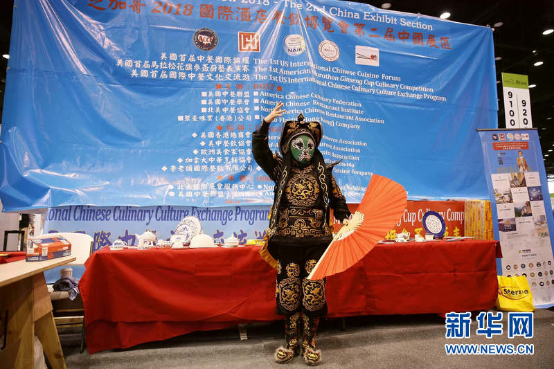 5月19日，在美国芝加哥，民间艺人在中国展区表演川剧变脸。 新华网记者 汪平摄