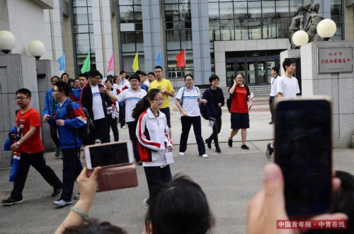 6月8日，北京东直门中学高考考点，结束考试的学生们走出考场。
