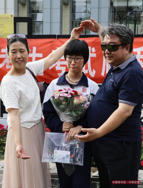 6月8日，北京东直门中学高考考点外，考生和家长合影留念。