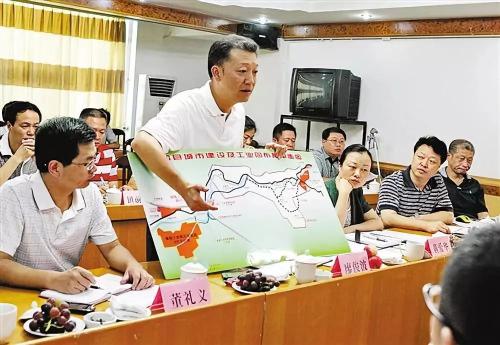 廖俊波在政和县旅游资源开发会上介绍情况。