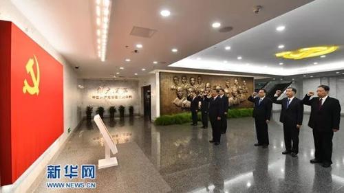 2017年10月31日，在上海中共一大会址纪念馆，习近平带领其他中共中央政治局常委同志一起重温入党誓词