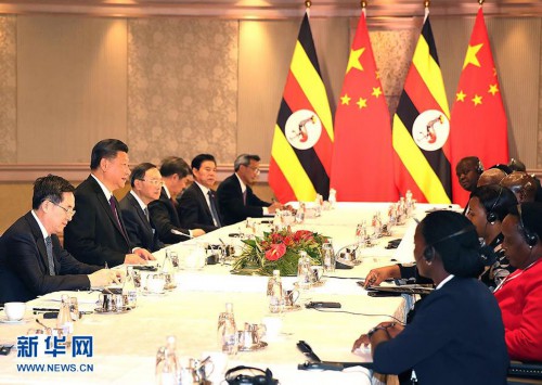7月26日，国家主席习近平在南非约翰内斯堡会见乌干达总统穆塞韦尼。 新华社记者 廖宇杰 摄
