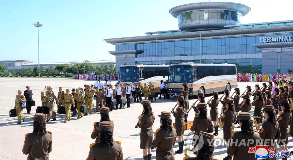 7月31日,平壤顺安国际机场,朝鲜参战老兵离开平壤(韩联社引用朝中社