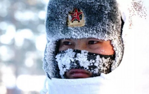 2018年2月5日，驻守在漠河县北极村的北部战区陆军某部官兵在执勤（来源：新华社）