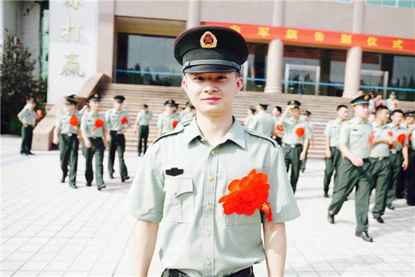 2015年加入71901部队,期间在北京陆军航空兵学院学习,2017年退役.