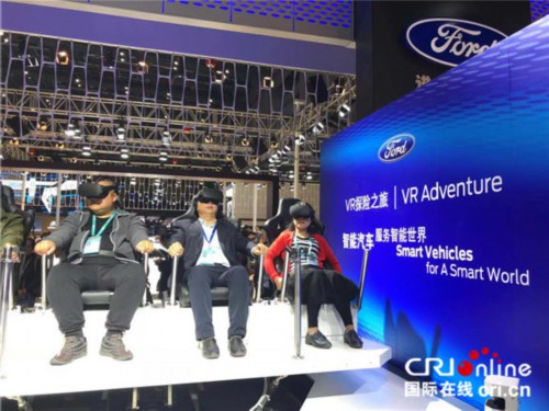 图片默认标题_fororder_首届中国国际进口博览会上展示的VR技术服务智能汽车 摄影：盛玉红_副本