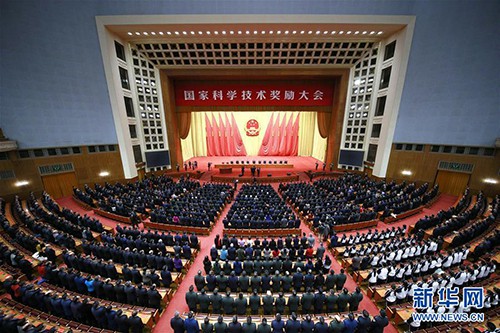 1月8日，中共中央、国务院在北京隆重举行国家科学技术奖励大会。 新华社记者 刘彬 摄 