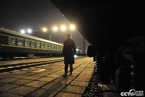 春运面孔:夜行列车上的守车人