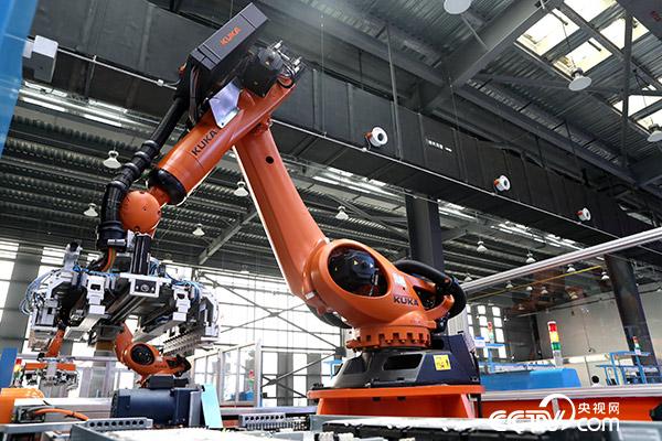 智能工业机器人大大提高了效率和精准度。