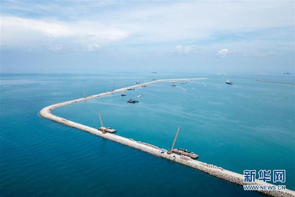 这是2018年4月28日在马来西亚关丹港新深水码头拍摄的防波堤。
