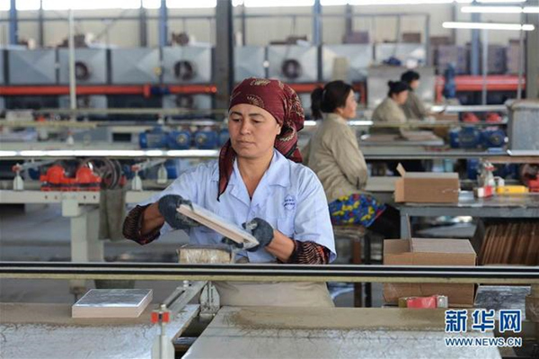 　　这是2017年5月1日，工人在乌兹别克斯坦锡尔河州鹏盛工业园区内的瓷砖生产车间工作。鹏盛工业园区是中国民营企业在乌投资建立的首个中乌合资工业园区。