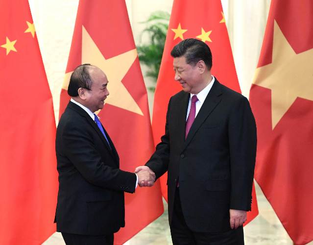 4月25日，国家主席习近平在北京人民大会堂会见越南政府总理阮春福。
