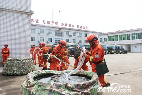 4月23日，成都森林消防大队开展训练。（徐辉 摄）