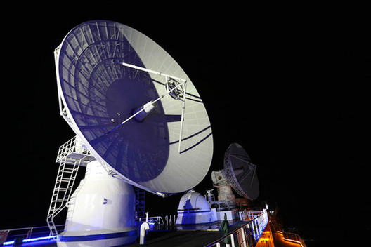 6月25日拍摄的远望3号船海上测控的雷达天线。新华社记者 刘诗平 摄