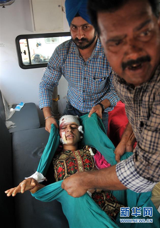 （国际）（5）印控克什米尔地区发生车祸33人死亡