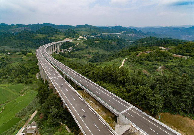 贵州毕节市境内贵黔高速一段高架桥路段（2016年7月16日摄）。