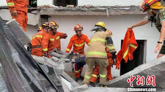 浙江余杭一房屋倒塌两人被困消防紧急救援