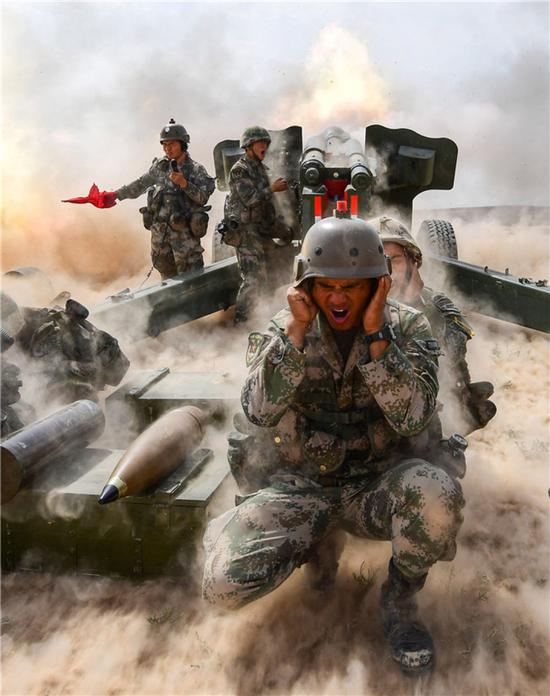 在"火力-2017·青铜峡"基地化训练中,红军参演炮兵部队——第71集团军