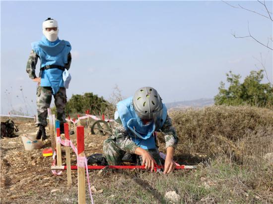 中国维和官兵扫雷作业手在位于黎巴嫩南部靠近以色列边境的“蓝线”附近作业（2017年11月8日摄）。新华社发（董永康 摄）