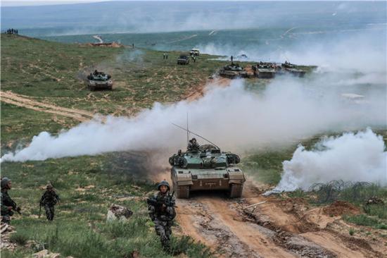 在“跨越-2016·朱日和A”演习中，红军参演部队步兵和坦克协同作战（2016年7月19日摄）。新华社发（王佳寅 摄）