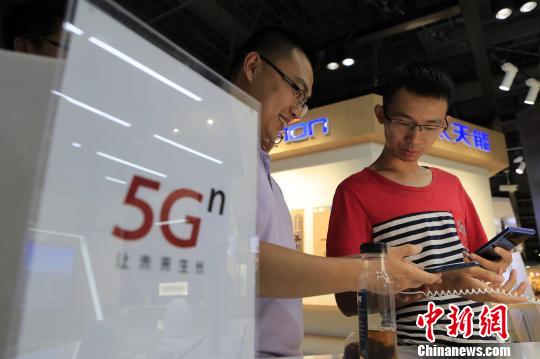 市民“尝鲜”5G手机上海首位5G用户拿到手机