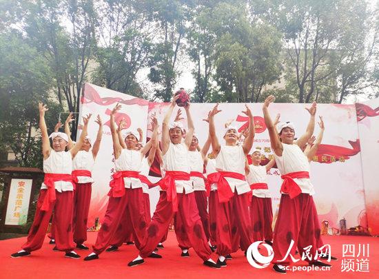 本次“走基层”文化惠民系列演出活动的第一站在成华区双桥子街道新华社区广场举行。