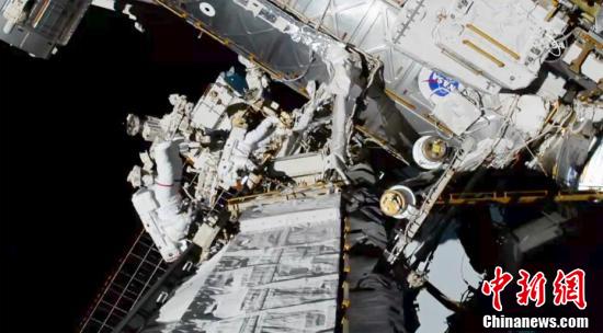 NASA称实现了首次全女性宇航员太空行走