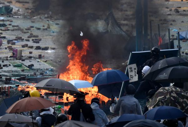 11月，在香港理工大学外，暴徒纵火、打砸并和警方对峙。（新华社）
