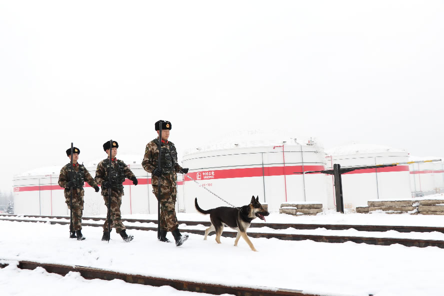 针对降雪天气，官兵加强巡逻确保安全