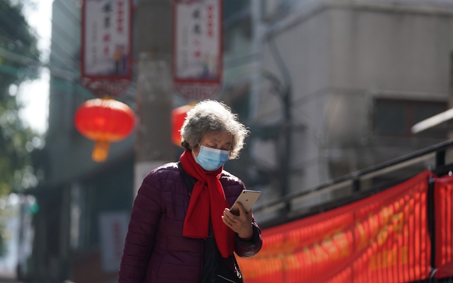 2月9日，一位武汉市武昌区首义路街大东门社区居民在查看社区信息。