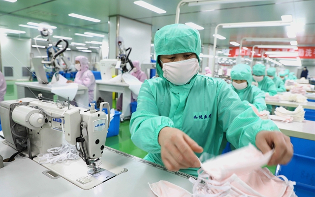 2月8日，山东滨州高新技术产业开发区如悦医疗科技有限公司的工人在生产口罩。