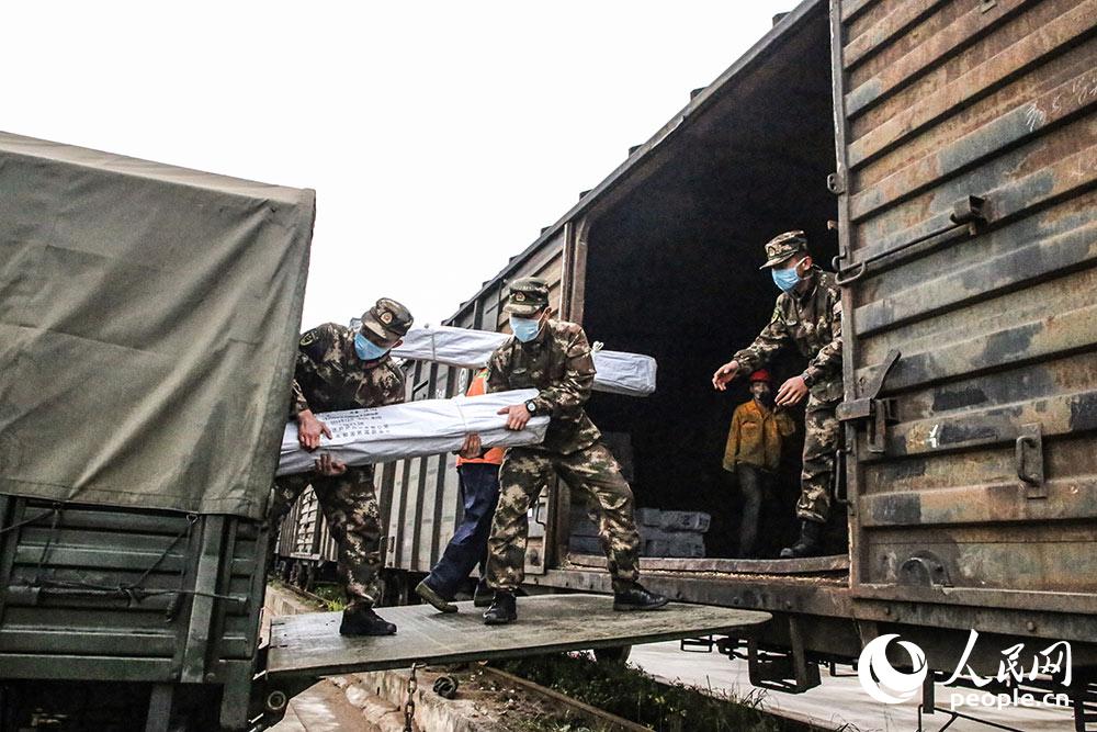 2月9日，武警官兵正在搬运救援物资。