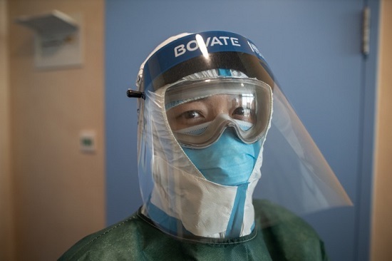 为了防护医生平时在病区戴面屏，操作插管前要换下面屏戴更密实的头套。