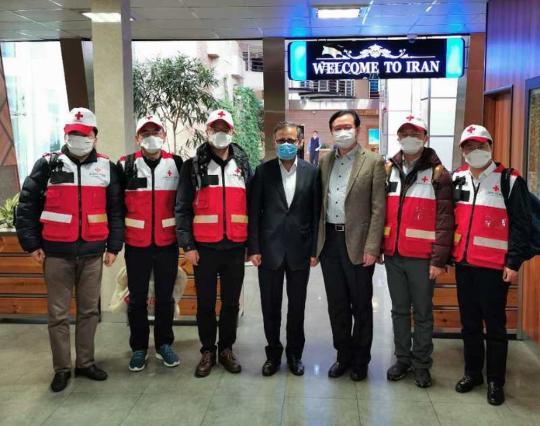 2月29日凌晨，中国红十字会志愿专家团队一行5人抵达伊朗首都德黑兰，并携带部分中方援助的医疗物资。中国驻伊朗大使常华和伊卫生部官员前往机场迎接。(图片来自中国驻伊朗大使馆官网)