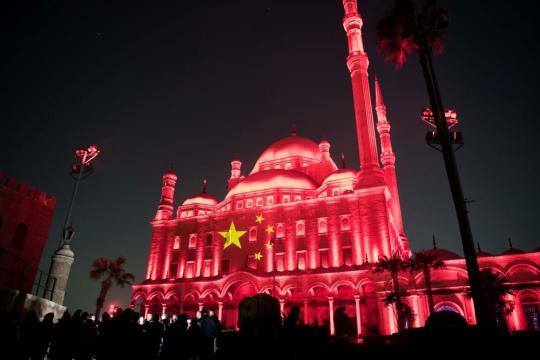 这是3月1日在埃及首都开罗拍摄的萨拉丁城堡。当晚，位于埃及开罗、卢克索、阿斯旺的三大世界文化遗产地以灯光秀的形式同时点亮五星红旗，以此表达埃及政府和人民对中国抗击新冠肺炎疫情的支持。新华社记者 邬惠我 摄