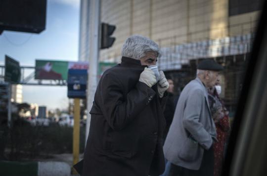 3月2日，在伊朗德黑兰，一名男子戴着口罩出行。新华社发(艾哈迈德·哈拉比萨斯 摄)