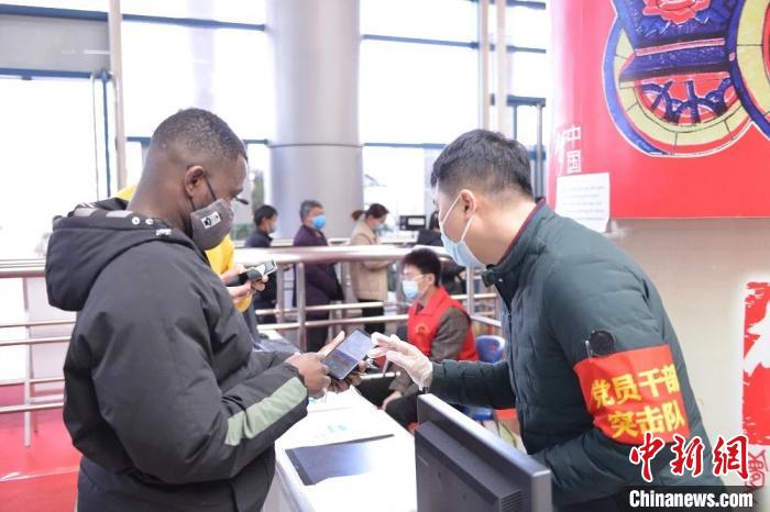 41个国家和地区245名外商乘包机赴义乌“淘”货