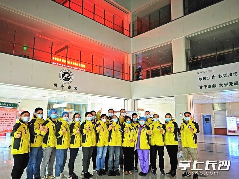 2月9日，湘雅三医院首批进入隔离病房的医护人员。