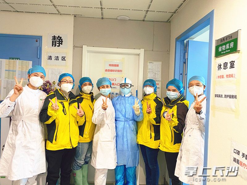 3月28日，最后一批坚守岗位的湘雅三医院医护人员。