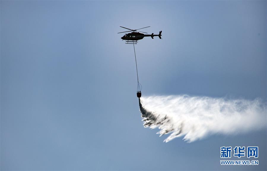 （社会）（2）陕西神木：消防直升机投入山林灭火