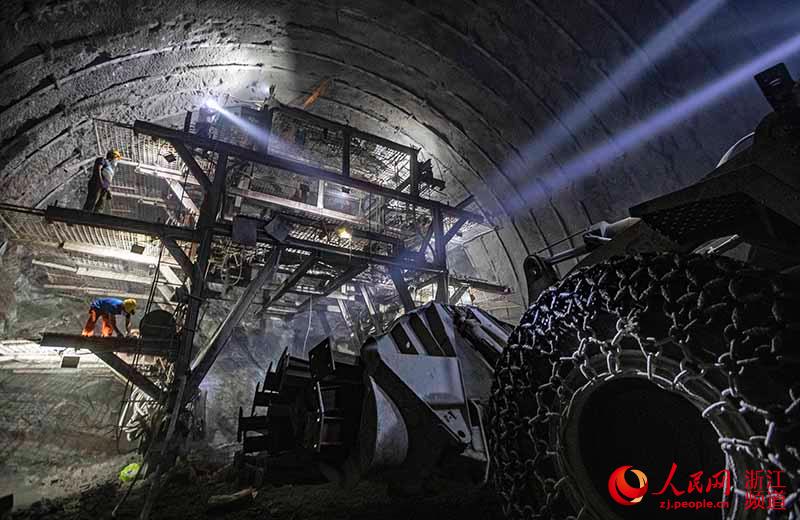  5月1日，工人在甬金铁路千石岩隧道奉化溪口作业区内施工。章勇涛 摄