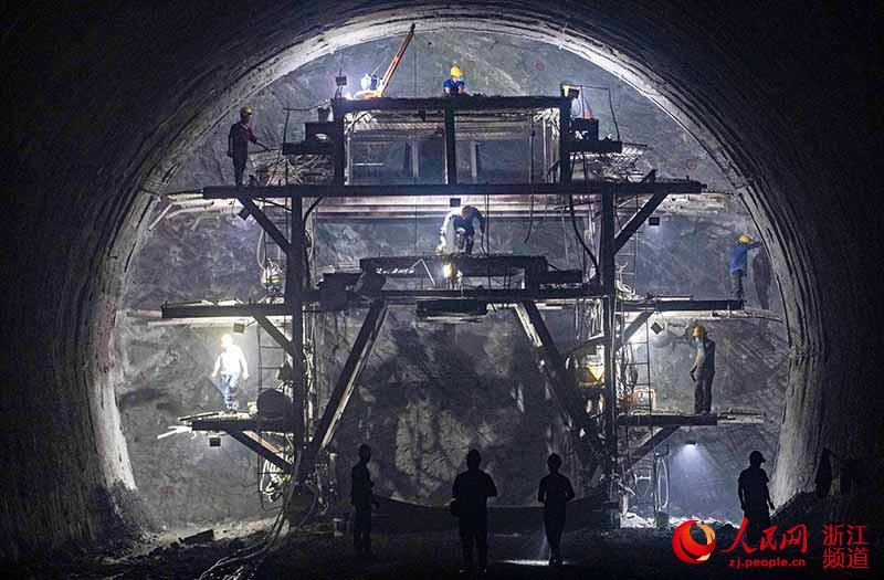  5月1日，工人在甬金铁路千石岩隧道奉化溪口作业区内施工。章勇涛 摄