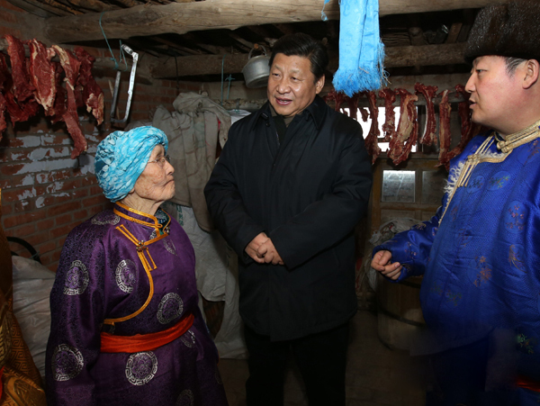 2014年1月27日，正在内蒙古考察的习近平总书记来到81岁的牧民玛吉格家，在蒙古包中同一家人围坐在一起拉家常。（图片来源：新华网）