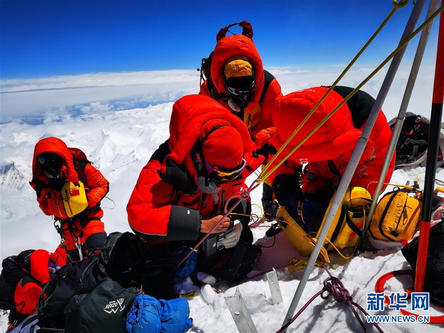 （2020珠峰高程测量）（2）独家照片：珠峰高程测量登山队队员在峰顶开展测量工作