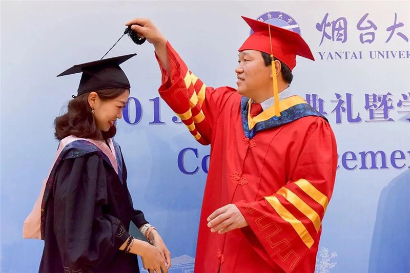 4、烟台大学毕业证书英文：Yantai University College of文学与经济学 学士学位证和毕业证是国家承认的吗？