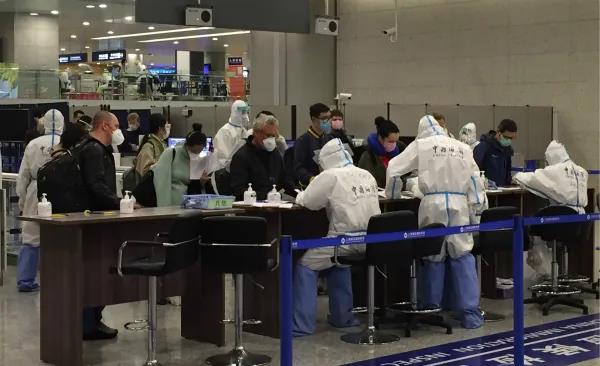 ▲海关关员在上海浦东国际机场对入境旅客进行流行病学调查。新华社发（吴宇 摄）